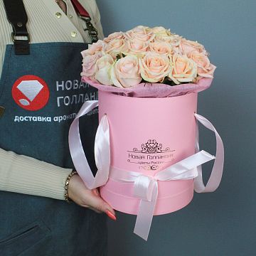 25 нюдовых роз в розовой  шляпной коробке № 639