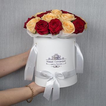 25 кремовых и красных роз в белой шляпной коробке LUX