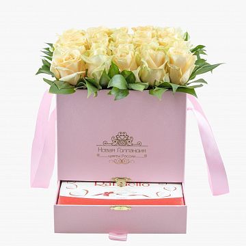 Розовая коробка шкатулка 25 кремовых роз Raffaello в подарок №756