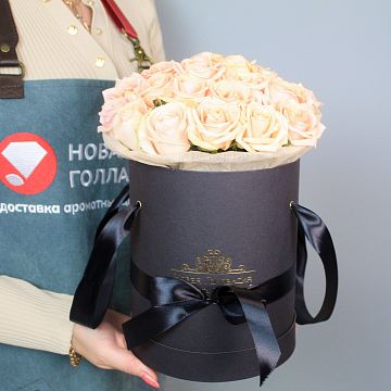 25 нюдовых роз в черной  шляпной коробке № 640