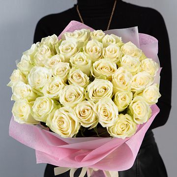 Букет 35 белых роз Кения  40 см в  упаковке