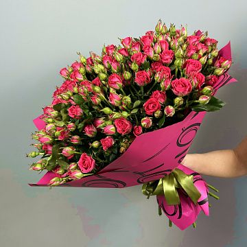 Букет 31 малиновая кустовая роза