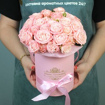 9 кустовых пионовидных роз в розовой шляпной коробке