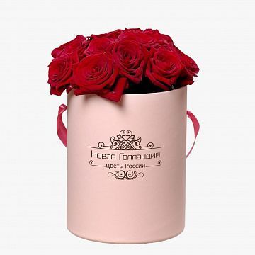 15 красных роз в розовой маленькой шляпной коробке №199