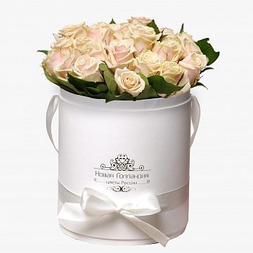 25 нюдовых роз в белой шляпной коробке №637