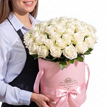 51 Белая роза в большой розовой шляпной коробке №114