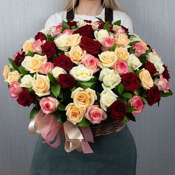101 роза ассорти в корзине