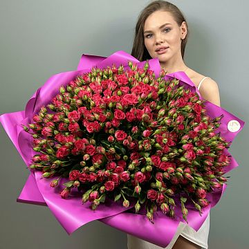 Букет 51 малиновая кустовая роза