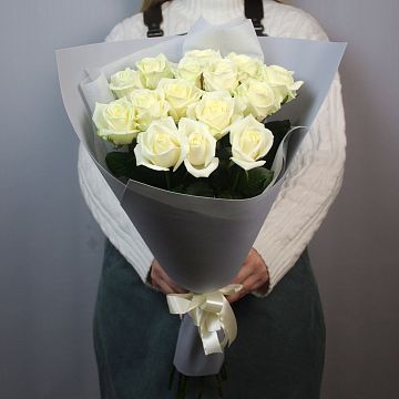 Букет 15 белых роз 60 см