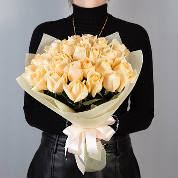 Букет 25 кремовых роз Кения 40 см в упаковке