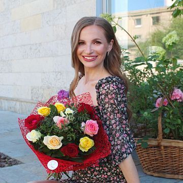 Букет 11 разноцветных роз 50см. ()