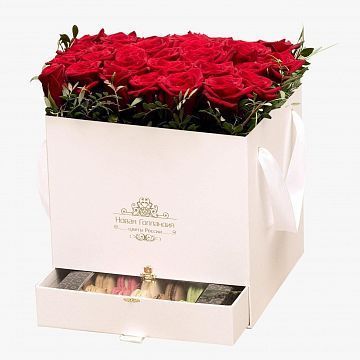 35 красных роз в большой белой коробке шкатулке с макарунсами №461