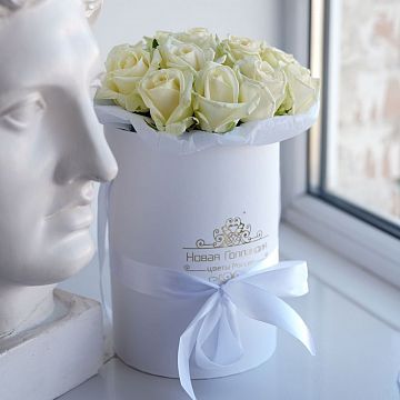 15 белых роз в маленькой белой шляпной коробке №192