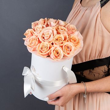 15 нюдовых роз в маленькой белой шляпной коробке №337