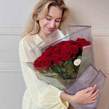 Букет 25 красных роз 60 см. в упаковке