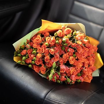 Букет 15 оранжевых кустовых роз