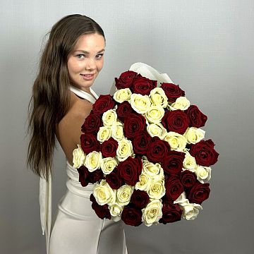 Букет 51 красная и белая роза 60 см