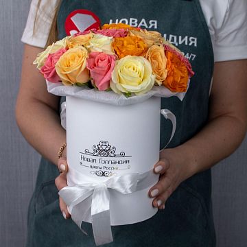 15 роз ассорти в маленькой белой коробке