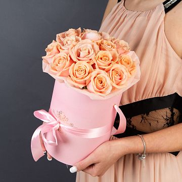 15 нюдовых роз в маленькой розовой шляпной коробке №340