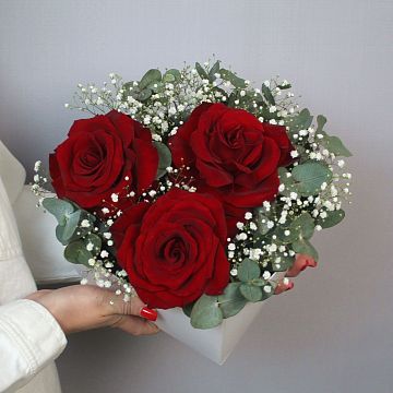 Красная страсть в коробке сердце