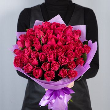 Букет 51 малиновая роза Кения 40 см в упаковке