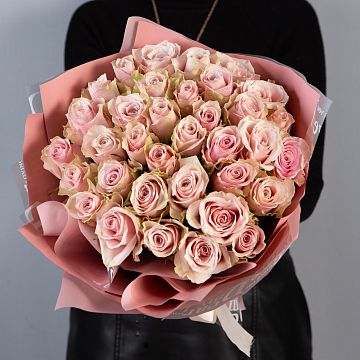 Букет 35 нюдовых роз Кения 40 см в упаковке