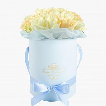 15 кремово-белых роз в маленькой голубой коробке №753