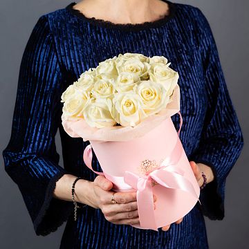 15 белых роз в маленькой розовой шляпной коробке №196