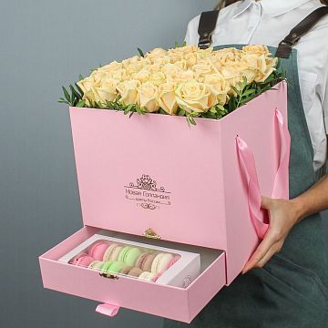35 кремовых роз в большой розовой коробке шкатулке с макарунсами №471