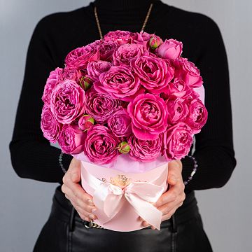 9 розовых кустовых пионовидных роз в маленькой розовой коробке №292